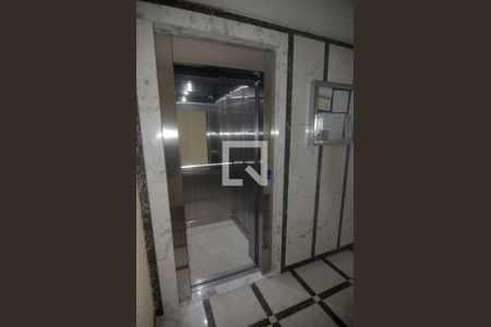 Apartamento à venda com 176m², 3 quartos e 2 vagas Apartamento à venda com 176m², 3 quartos e 2 vagasElevador