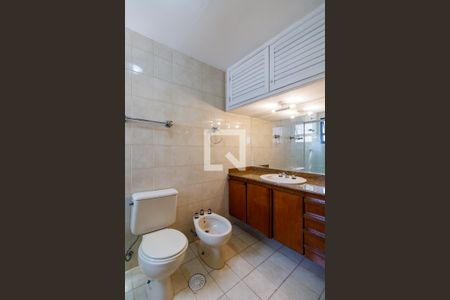 Apartamento à venda com 242m², 4 quartos e 4 vagas Apartamento à venda com 242m², 4 quartos e 4 vagasBanheiro da Suíte 3