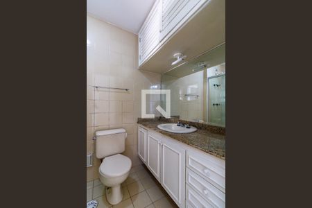 Apartamento à venda com 242m², 4 quartos e 4 vagas Apartamento à venda com 242m², 4 quartos e 4 vagasBanheiro da Suíte 1