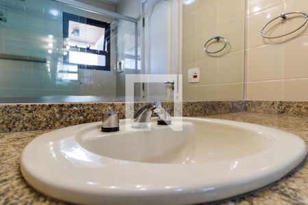 Apartamento à venda com 242m², 4 quartos e 4 vagas Apartamento à venda com 242m², 4 quartos e 4 vagasBanheiro da Suíte 1