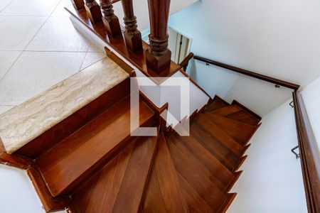 Apartamento à venda com 242m², 4 quartos e 4 vagas Apartamento à venda com 242m², 4 quartos e 4 vagasEscada