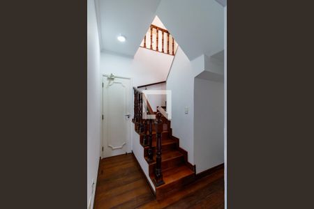 Apartamento à venda com 242m², 4 quartos e 4 vagas Apartamento à venda com 242m², 4 quartos e 4 vagasEscada