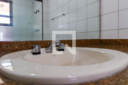 Apartamento à venda com 242m², 4 quartos e 4 vagas Apartamento à venda com 242m², 4 quartos e 4 vagasBanheiro da Suíte 2