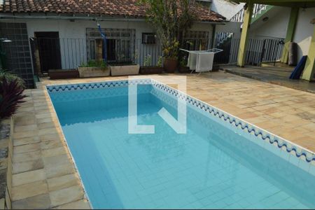 Casa à venda com 369m², 3 quartos e 3 vagas Casa à venda com 369m², 3 quartos e 3 vagasPiscina