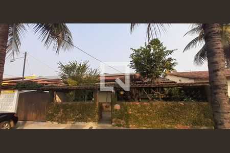 Casa à venda com 369m², 3 quartos e 3 vagas Casa à venda com 369m², 3 quartos e 3 vagasFachada