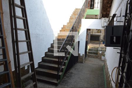 Casa à venda com 369m², 3 quartos e 3 vagas Casa à venda com 369m², 3 quartos e 3 vagasEscada da Edicula