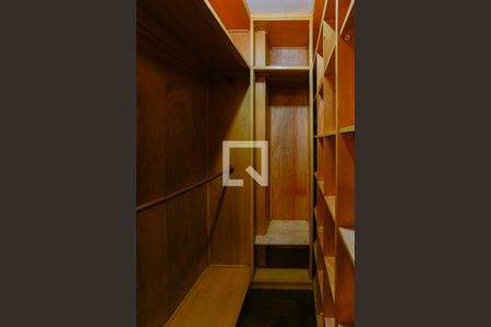 Casa de condomínio à venda com 300m², 4 quartos e 5 vagasCloset