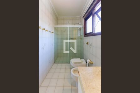 Casa de condomínio à venda com 300m², 4 quartos e 5 vagasBanheiro do Quarto 2