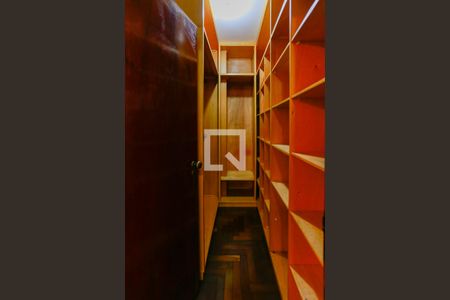 Casa de condomínio à venda com 300m², 4 quartos e 5 vagasCloset