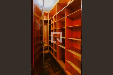 Casa de condomínio à venda com 300m², 4 quartos e 5 vagasCloset