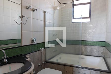 Apartamento à venda com 270m², 4 quartos e 3 vagas Apartamento à venda com 270m², 4 quartos e 3 vagasBanheiro da Suíte 1