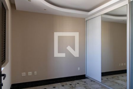 Apartamento à venda com 270m², 4 quartos e 3 vagas Apartamento à venda com 270m², 4 quartos e 3 vagasSuíte 2