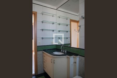 Apartamento à venda com 270m², 4 quartos e 3 vagas Apartamento à venda com 270m², 4 quartos e 3 vagasBanheiro da Suíte 1