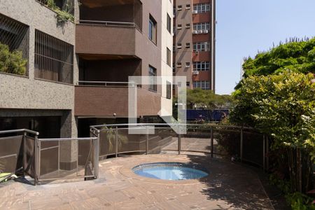 Apartamento à venda com 270m², 4 quartos e 3 vagas Apartamento à venda com 270m², 4 quartos e 3 vagasÁrea comum - Piscina