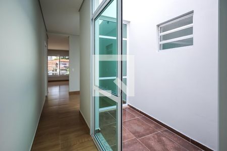 Casa à venda com 351m², 3 quartos e 5 vagas Casa à venda com 351m², 3 quartos e 5 vagasCorredor