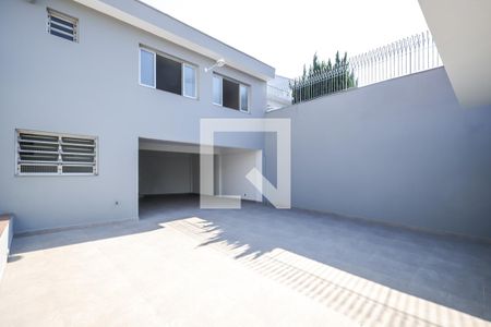 Casa à venda com 351m², 3 quartos e 5 vagas Casa à venda com 351m², 3 quartos e 5 vagasQuintal