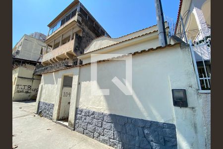 Casa à venda com 85m², 3 quartos e 1 vaga Casa à venda com 85m², 3 quartos e 1 vagaFachada