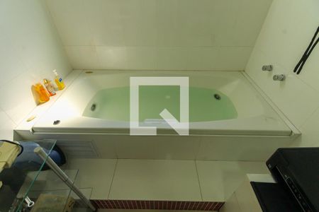 Apartamento à venda com 234m², 3 quartos e 4 vagas Apartamento à venda com 234m², 3 quartos e 4 vagasCloset + Banheira