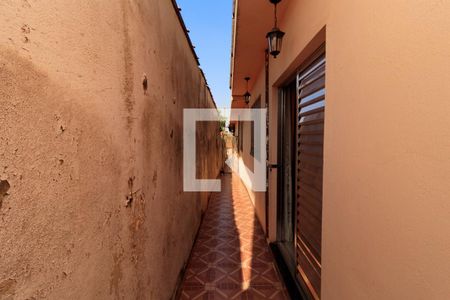 Casa à venda com 196m², 2 quartos e 5 vagas Casa à venda com 196m², 2 quartos e 5 vagasCorredor externo