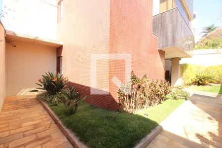 Apartamento à venda com 400m², 5 quartos e 6 vagasEntrada do prédio 