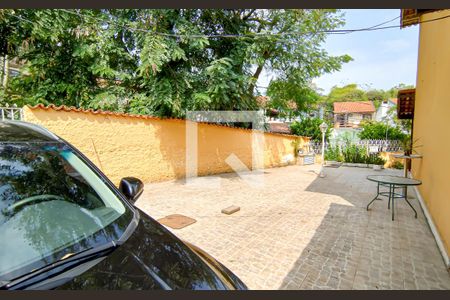 Casa à venda com 230m², 3 quartos e 2 vagas Casa à venda com 230m², 3 quartos e 2 vagaslateral da casa