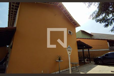 Casa à venda com 230m², 3 quartos e 2 vagas Casa à venda com 230m², 3 quartos e 2 vagaslateral da casa