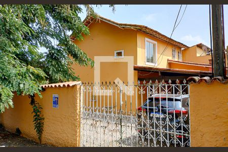 Casa à venda com 230m², 3 quartos e 2 vagas Casa à venda com 230m², 3 quartos e 2 vagasfachada