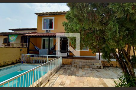 Casa à venda com 230m², 3 quartos e 2 vagas Casa à venda com 230m², 3 quartos e 2 vagasfrente da casa