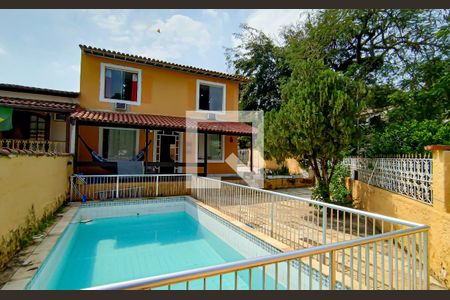 Casa à venda com 230m², 3 quartos e 2 vagas Casa à venda com 230m², 3 quartos e 2 vagasfrente da casa