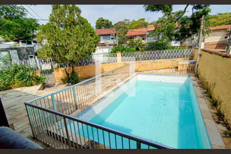 Casa à venda com 230m², 3 quartos e 2 vagas Casa à venda com 230m², 3 quartos e 2 vagasfrente da casa