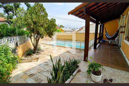 Casa à venda com 230m², 3 quartos e 2 vagas Casa à venda com 230m², 3 quartos e 2 vagasfrente da casa