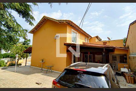 Casa à venda com 230m², 3 quartos e 2 vagas Casa à venda com 230m², 3 quartos e 2 vagaslateral da casa