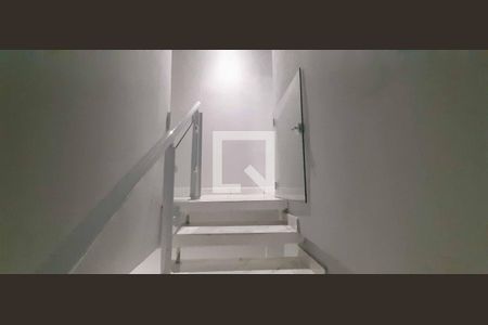 Escada de casa para alugar com 4 quartos, 140m² em Conceição, Osasco