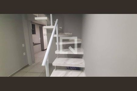 Escada de casa para alugar com 4 quartos, 140m² em Conceição, Osasco