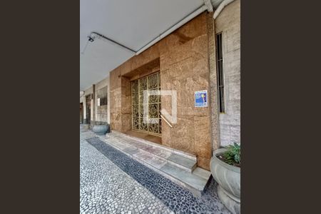 Apartamento à venda com 119m², 3 quartos e 1 vagaFachada com cartaz QA