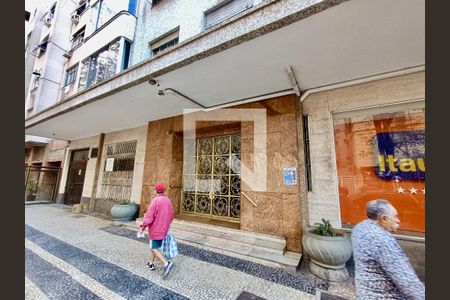 Apartamento à venda com 119m², 3 quartos e 1 vagaFachada com cartaz QA