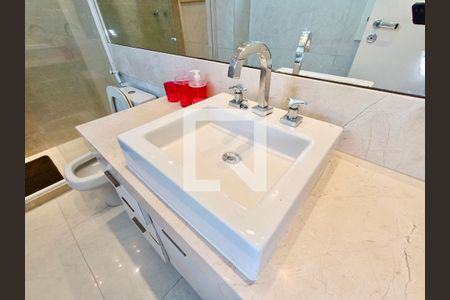 Apartamento à venda com 119m², 3 quartos e 1 vagaSuíte banheiro 