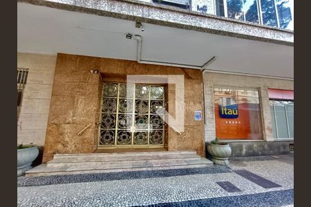 Apartamento à venda com 119m², 3 quartos e 1 vagaFachada com cartaz QA