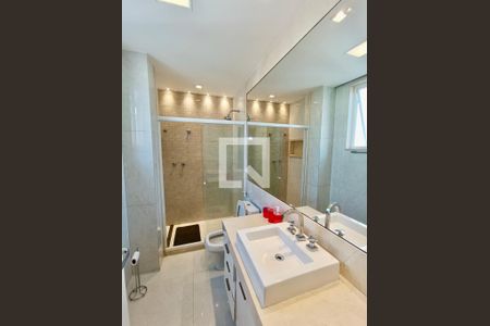 Apartamento à venda com 119m², 3 quartos e 1 vagaSuíte banheiro 