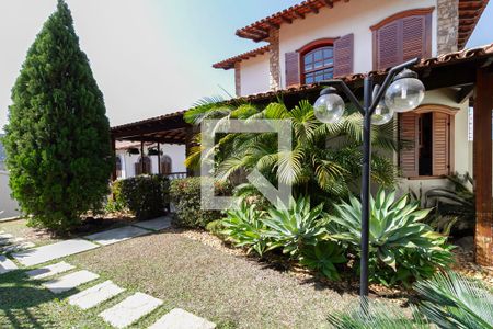 Casa à venda com 498m², 5 quartos e 3 vagas Casa à venda com 498m², 5 quartos e 3 vagasFachada