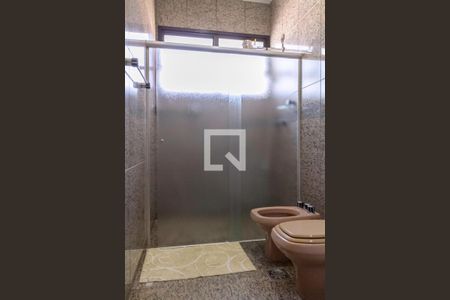 Casa à venda com 498m², 5 quartos e 3 vagas Casa à venda com 498m², 5 quartos e 3 vagasBanheiro da suíte 1