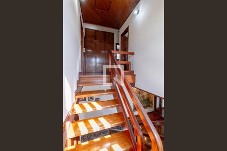 Casa à venda com 498m², 5 quartos e 3 vagas Casa à venda com 498m², 5 quartos e 3 vagasEscada