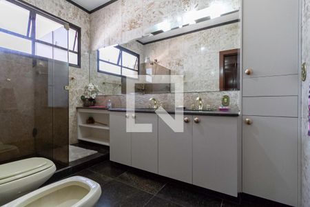 Casa à venda com 498m², 5 quartos e 3 vagas Casa à venda com 498m², 5 quartos e 3 vagasBanheiro da suite 2