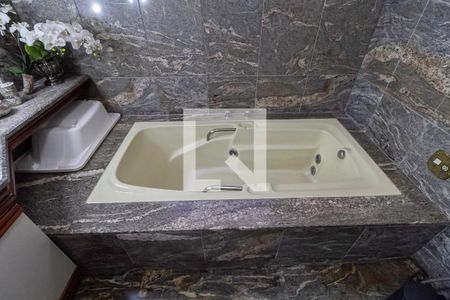 Casa à venda com 498m², 5 quartos e 3 vagas Casa à venda com 498m², 5 quartos e 3 vagasBanheiro social