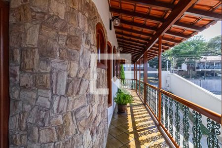 Casa à venda com 498m², 5 quartos e 3 vagas Casa à venda com 498m², 5 quartos e 3 vagasQuintal