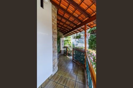 Casa à venda com 498m², 5 quartos e 3 vagas Casa à venda com 498m², 5 quartos e 3 vagasQuintal