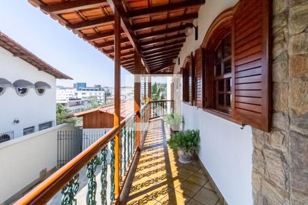 Casa à venda com 498m², 5 quartos e 3 vagas Casa à venda com 498m², 5 quartos e 3 vagasQuintal