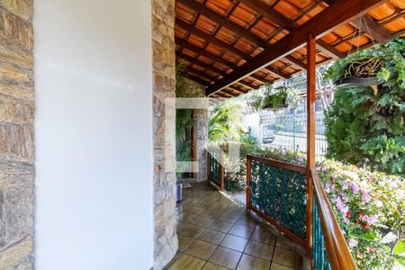 Casa à venda com 498m², 5 quartos e 3 vagas Casa à venda com 498m², 5 quartos e 3 vagasQuintal