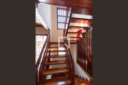 Casa à venda com 498m², 5 quartos e 3 vagas Casa à venda com 498m², 5 quartos e 3 vagasEscada