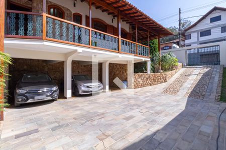 Casa à venda com 498m², 5 quartos e 3 vagas Casa à venda com 498m², 5 quartos e 3 vagasGaragem